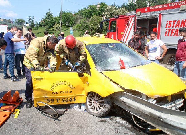 İstanbul'da taksi bariyerlere saplandı: 2 yaralı